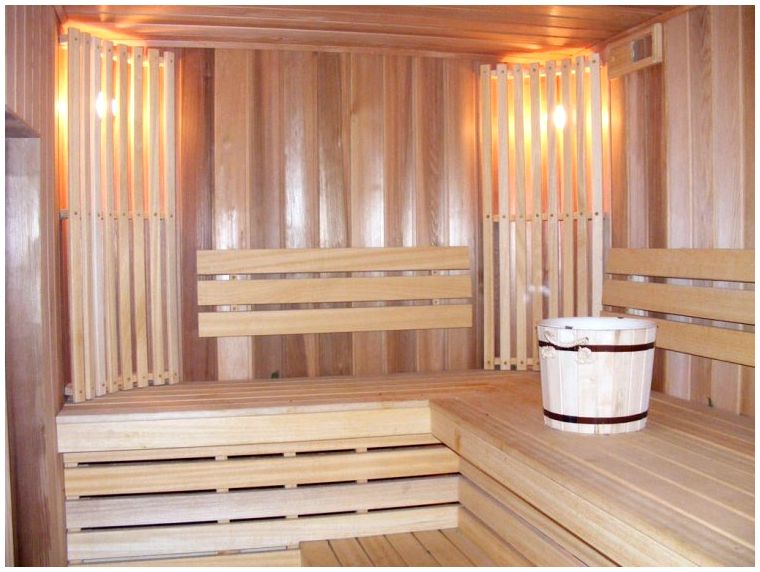 встроенная баня сделана из дерева